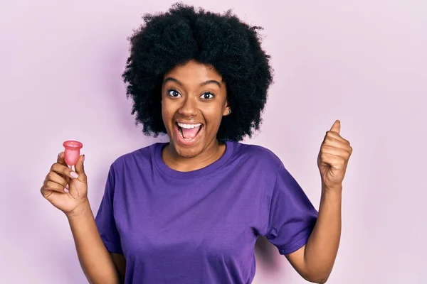 Młoda Afroamerykanka Trzymająca Kubek Menstruacyjny Krzyczy Dumny Świętując Zwycięstwo Sukces — Zdjęcie stockowe