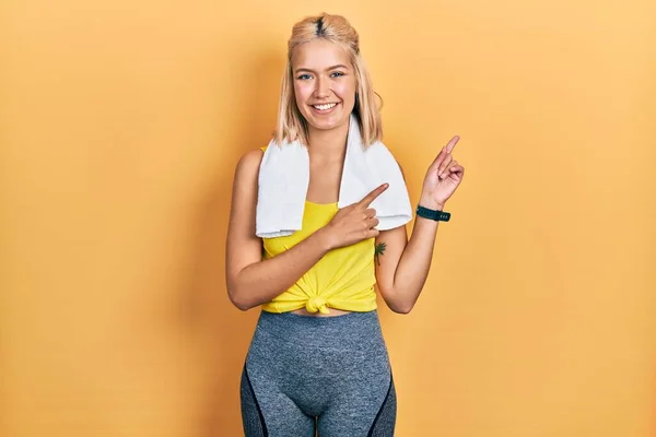 Beautiful Blonde Sports Woman Wearing Workout Outfit Smiling Looking Camera — ストック写真