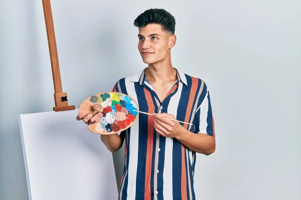Joven Hombre Hispano Sosteniendo Paleta Pintores Pincel Pie Cerca Del —  Fotos de Stock