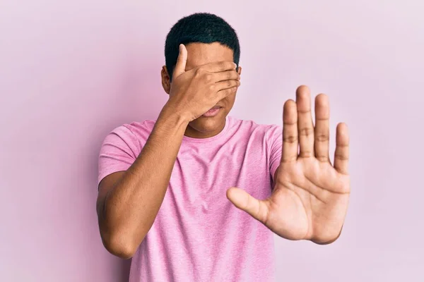Ung Stilig Hispanic Man Bär Casual Rosa Shirt Täcker Ögon — Stockfoto