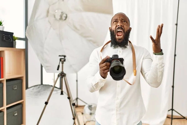 Afroameričtí Fotografové Pracující Fotografickém Studiu Bláznivě Šíleně Křičeli Křičeli Agresivním — Stock fotografie