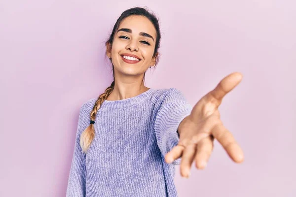 Молода Іспаномовна Дівчина Повсякденному Одязі Посміхається Доброзичливо Пропонуючи Рукостискання Привітання — стокове фото