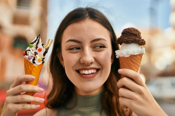 Jovem Caucasiana Sorrindo Feliz Comer Sorvete Cidade — Fotografia de Stock