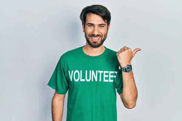 자원하여 티셔츠를 손가락을 자신감 미소를 스페인 — 스톡 사진