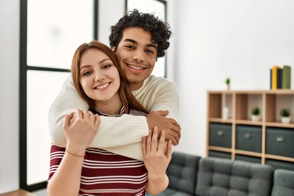 Jong Paar Glimlachen Gelukkig Knuffelen Staan Thuis — Stockfoto