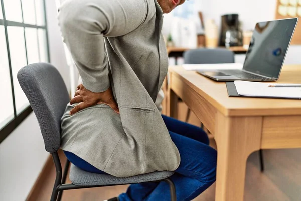 Senior Afrikanisch Amerikanische Geschäftsfrau Leidet Unter Rückenschmerzen Büro — Stockfoto