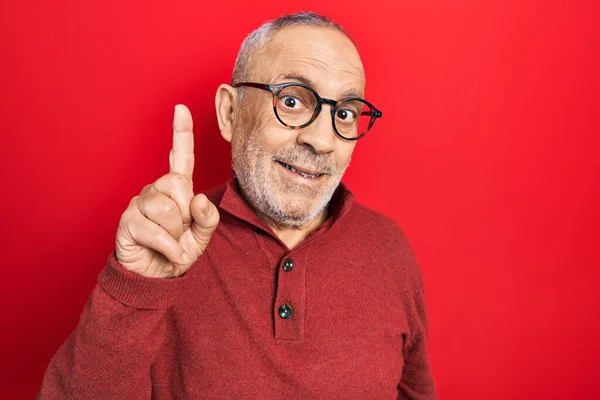 Schöner Älterer Mann Mit Lässigem Pullover Und Brille Der Mit — Stockfoto