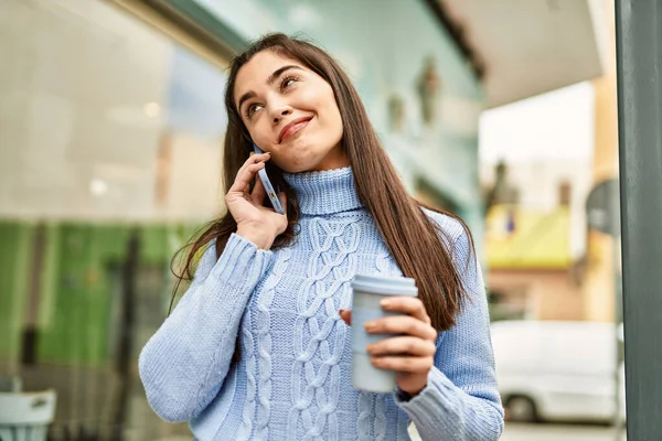 Genç Spanyol Kız Akıllı Telefondan Konuşuyor Şehirde Kahve Içiyor — Stok fotoğraf