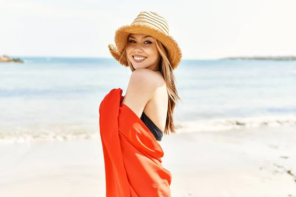 Mladý Cuacasian Dívka Usměvavý Šťastný Nošení Bikin Stojící Pláži — Stock fotografie
