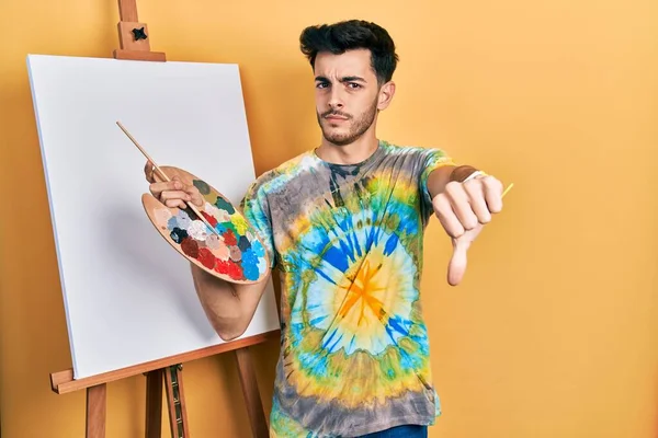 Joven Hombre Hispano Pie Dibujando Con Paleta Por Pintor Caballete —  Fotos de Stock