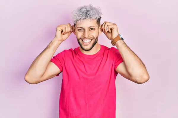 Jeune Homme Hispanique Aux Cheveux Teints Modernes Portant Shirt Rose — Photo