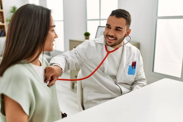 Jovem Clínica Médica — Fotografia de Stock