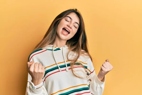 Ung Kaukasiska Kvinna Bär Casual Kläder Mycket Glad Och Upphetsad — Stockfoto