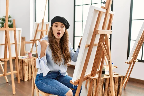 Joven Artista Hispana Pintando Sobre Lienzo Estudio Arte Sorprendida Apuntando — Foto de Stock