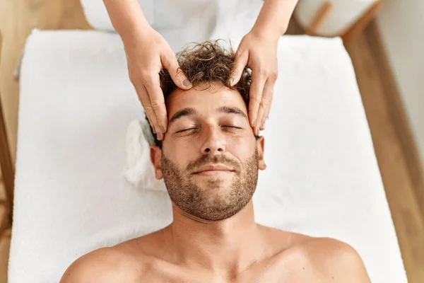 Joven Hombre Hispano Teniendo Masaje Facial Centro Belleza —  Fotos de Stock