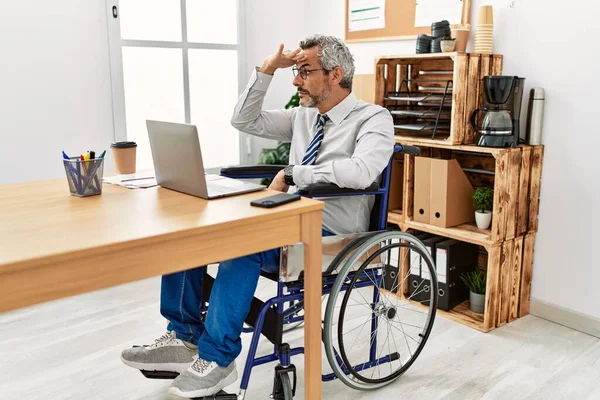 Μεσήλικας Ισπανός Που Εργάζεται Στο Γραφείο Κάθεται Αναπηρική Καρέκλα Πολύ — Φωτογραφία Αρχείου
