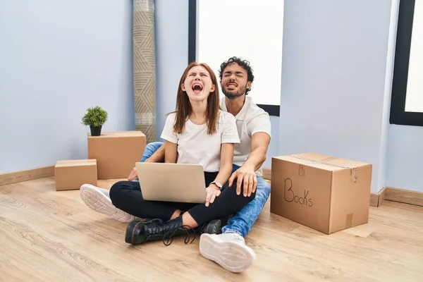 Casal Jovem Usando Laptop Casa Nova Irritado Louco Gritando Frustrado — Fotografia de Stock