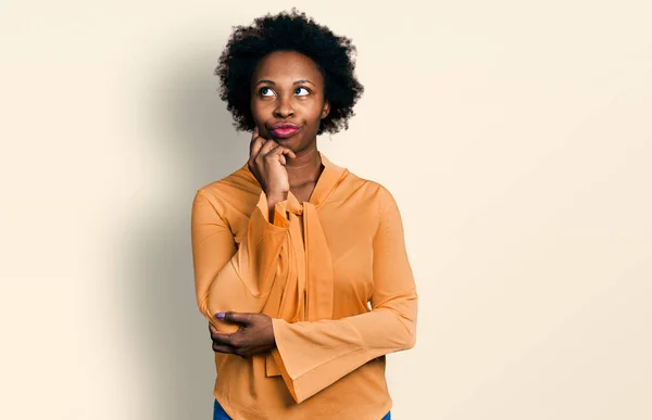 Mujer Afroamericana Con Pelo Afro Usando Camisa Elegante Cara Seria —  Fotos de Stock