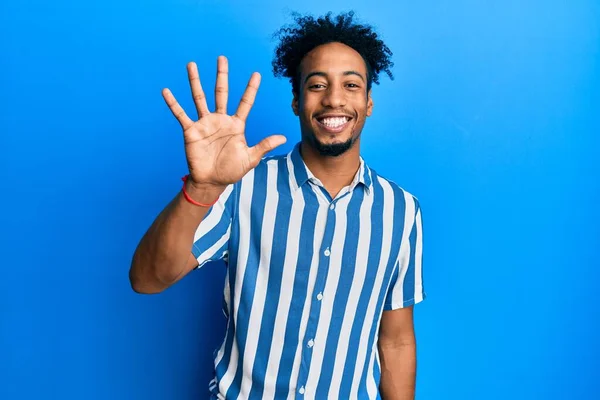 Jonge Afro Amerikaanse Man Met Baard Draagt Casual Gestreepte Shirt — Stockfoto