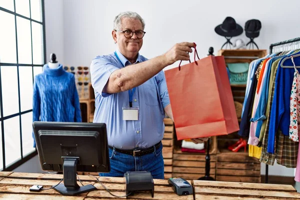 Grauhaariger Mann Mittleren Alters Mit Einkaufstasche Bei Der Arbeit Bekleidungsgeschäft — Stockfoto