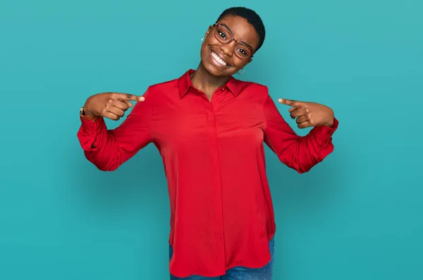Молода Афроамериканська Жінка Одягнена Повсякденний Одяг Окуляри Впевнено Дивлячись Посмішкою — стокове фото