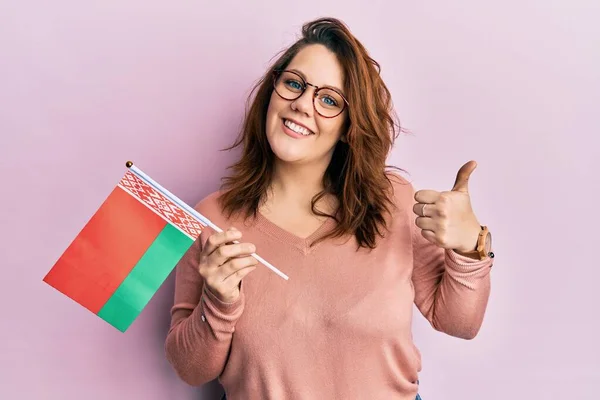 Jonge Blanke Vrouw Houdt Belarus Vlag Glimlachend Gelukkig Positief Duim — Stockfoto