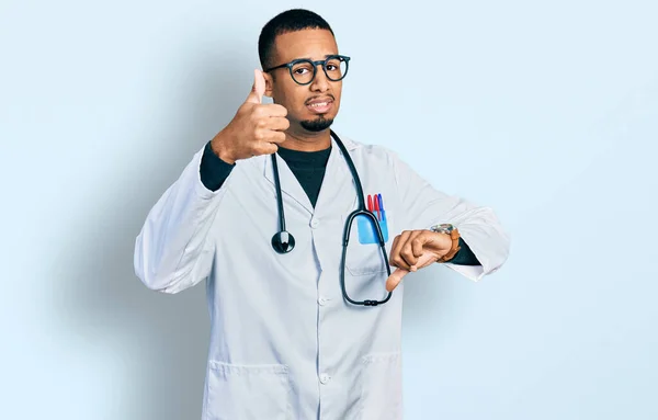 Joven Hombre Afroamericano Vistiendo Uniforme Médico Estetoscopio Haciendo Pulgares Arriba — Foto de Stock