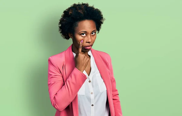 Africano Americano Mulher Com Cabelo Afro Vestindo Jaqueta Negócios Apontando — Fotografia de Stock