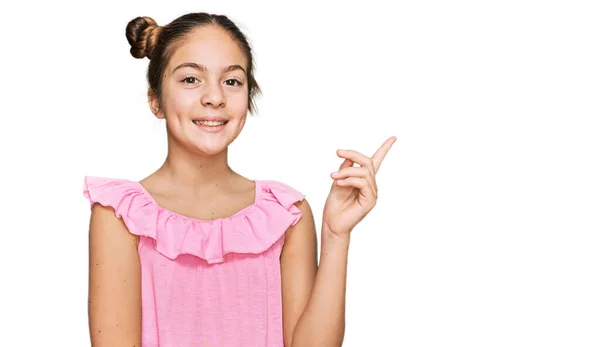 Schönes Brünettes Kleines Mädchen Rosafarbenen Sommerhemd Lächelt Glücklich Und Zeigt — Stockfoto