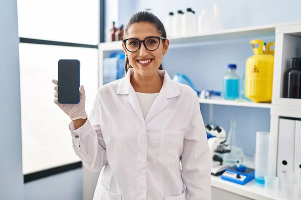 Mujer Hispana Joven Que Trabaja Laboratorio Científico Con Teléfono Inteligente —  Fotos de Stock