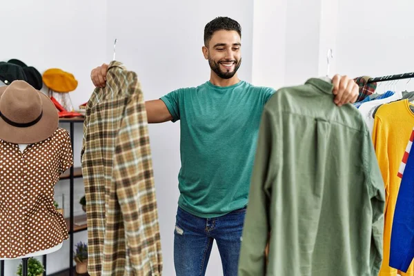 Jovem Árabe Homem Cliente Sorrindo Compras Confiantes Loja Roupas — Fotografia de Stock