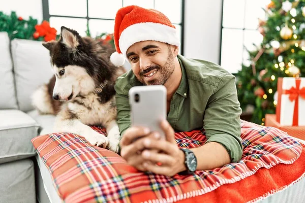 Jovem Hispânico Homem Fazer Selfie Pelo Smartphone Deitado Sofá Com — Fotografia de Stock