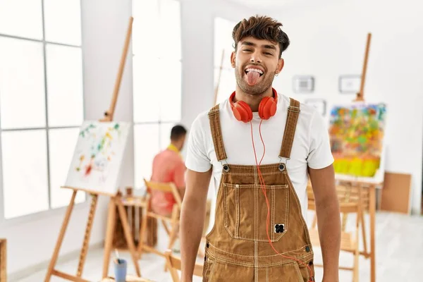 Joven Hombre Hispano Estudio Arte Sacando Lengua Feliz Con Expresión — Foto de Stock