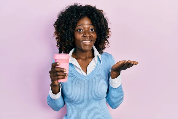 Młoda Afroamerykanka Pijąca Kawę Zabiera Sobą Świętowanie Osiągnięć Szczęśliwym Uśmiechem — Zdjęcie stockowe