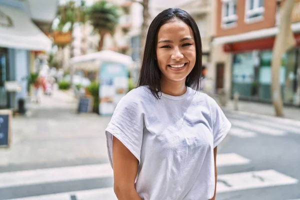 Joven Chica Latina Sonriendo Feliz Pie Ciudad —  Fotos de Stock