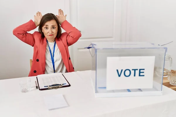 Hermosa Mujer Hispana Mediana Edad Las Elecciones Políticas Sentada Por — Foto de Stock