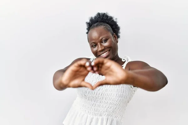 Jovem Mulher Africana Sobre Fundo Isolado Branco Sorrindo Amor Fazendo — Fotografia de Stock