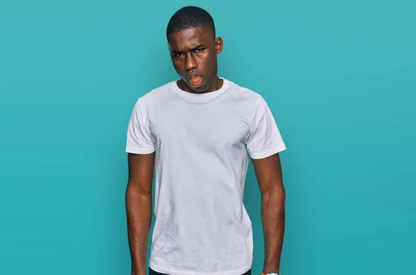 Hombre Afroamericano Joven Vistiendo Camiseta Blanca Casual Cara Choque Buscando — Foto de Stock