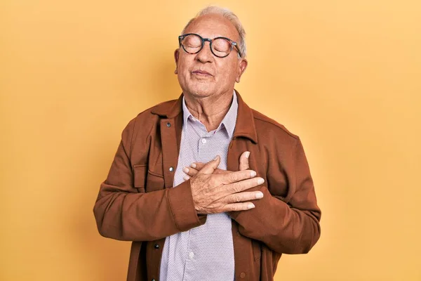 Hombre Mayor Pelo Gris Con Chaqueta Casual Gafas Sonrientes Con —  Fotos de Stock