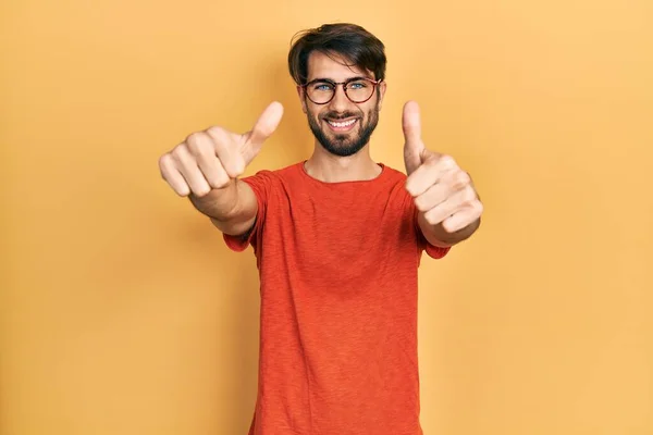 Gündelik Kıyafetler Giyen Gözlük Takan Genç Spanyol Adam Elinle Olumlu — Stok fotoğraf