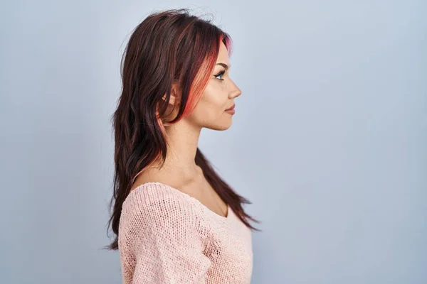 Mujer Joven Caucásica Con Suéter Rosa Sobre Fondo Aislado Mirando —  Fotos de Stock