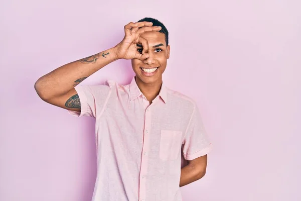 Jovem Afro Americano Cara Vestindo Roupas Casuais Sorrindo Feliz Fazendo — Fotografia de Stock