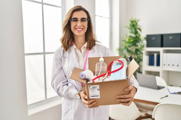 Young Doctor Woman Holding Box Medical Items Looking Positive Happy — Stok fotoğraf