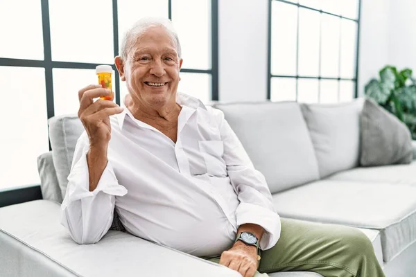 Uomo Anziano Possesso Pillole Con Sorriso Felice Fresco Sul Viso — Foto Stock
