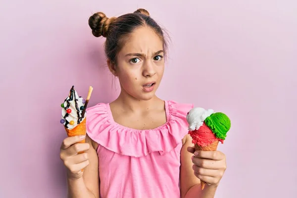 Красивая Брюнетка Маленькая Девочка Ест Мороженое Конусы Невежественное Запутанное Выражение — стоковое фото
