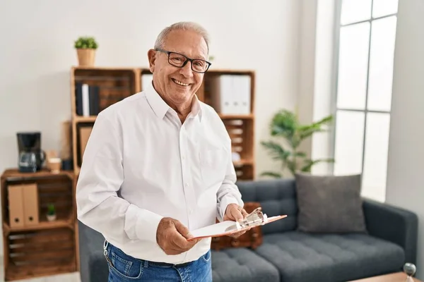 Senior Muž Psycholog Usmívá Sebevědomě Drží Podložku Psychologickém Centru — Stock fotografie