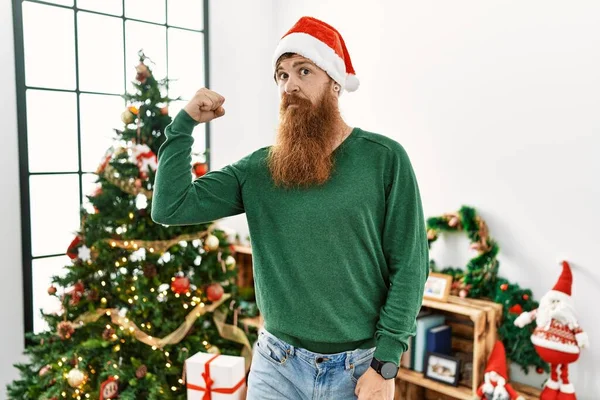 Zrzavý Muž Dlouhými Vousy Nosí Vánoční Klobouk Vánoční Stromeček Silná — Stock fotografie