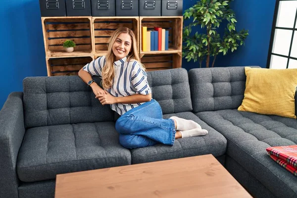 Joven Mujer Rubia Sonriendo Confiada Sentada Sofá Casa — Foto de Stock