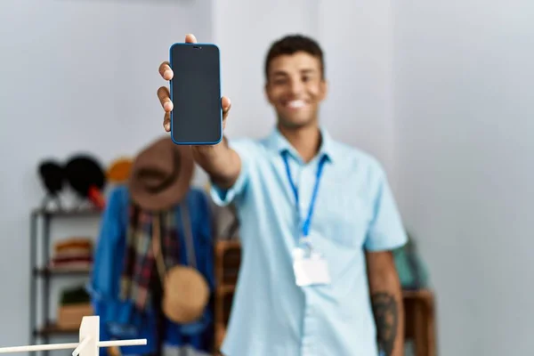 Young Hispanic Man Working Shop Assistant Showing Phone Screen Retail — Stock Photo, Image