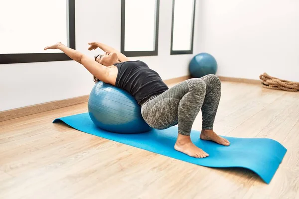 Mujer Deportiva Hispana Mediana Edad Concentra Entrenamiento Con Balón Forma —  Fotos de Stock